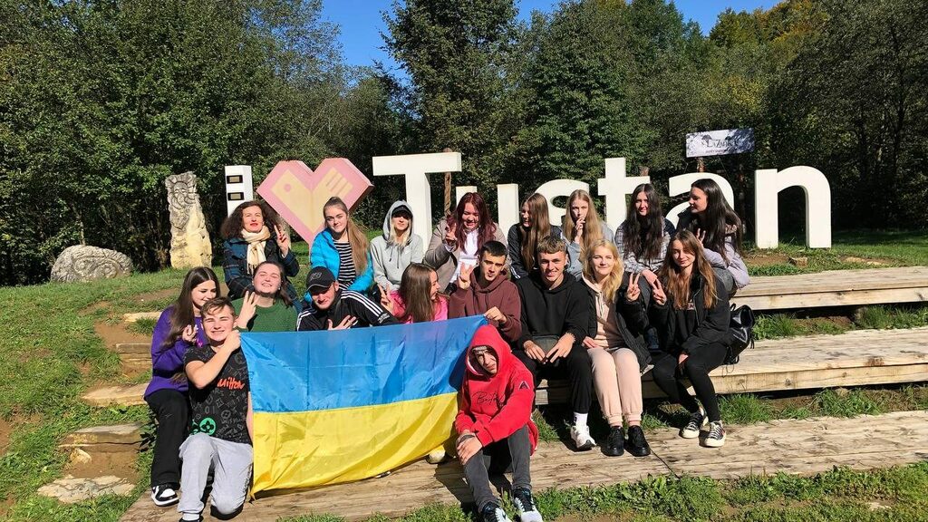 photo_5316739453533930713_y