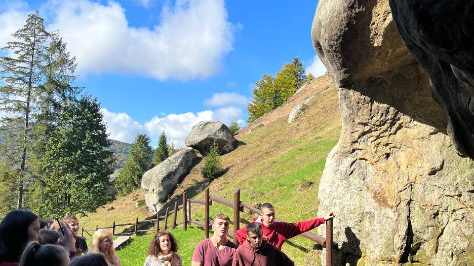 photo_5316739453533930715_y