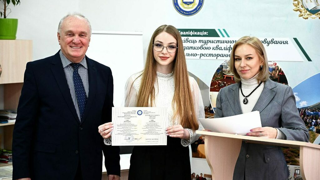 photo_5406941381726948390_y